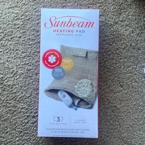 Sunbeam heating pad. Still in box, never opened 12” x 15” with 3 heat settings